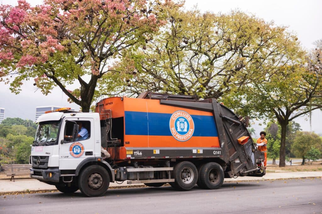 Veículo da frota da Comlurb em operação de limpeza urbana no Rio de Janeiro.