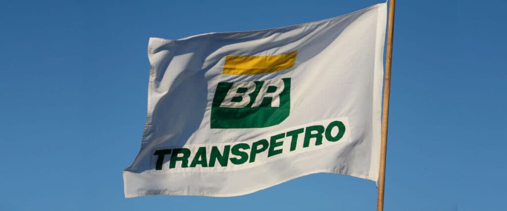 Bandeira da Transpetro em operação logística.